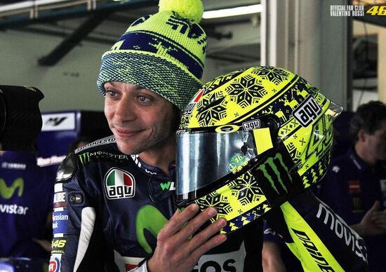 Test MotoGP a Sepang. Il casco di Rossi è un cappello di lana