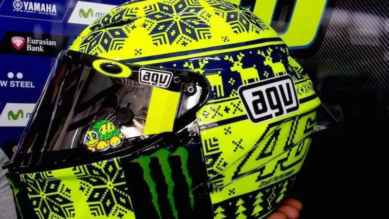 Test MotoGP a Sepang. Il casco di Rossi &egrave; un cappello di lana