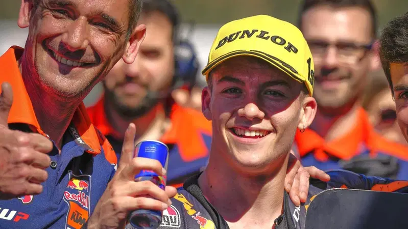 MotoGP 2023. GP di Francia a Le Mans. Moto3: vince Holgado, che tempi sul giro! Primo italiano Nepa, caduto Migno