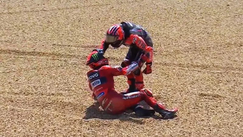 MotoGP 2023. GP di Francia a Le Mans. Le versioni di Maverick Vinales e Pecco Bagnaia sull'incidente che li ha estromessi [VIDEO]