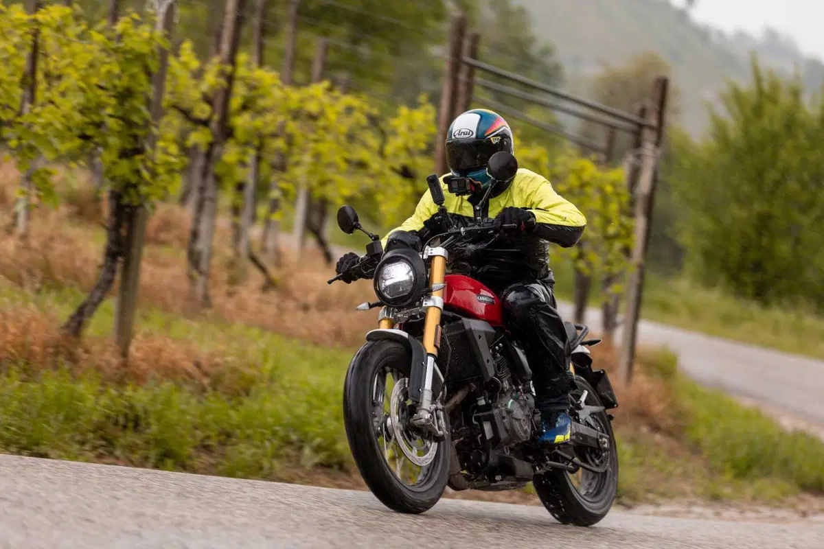 Fantic Caballero 700 TEST! Pregi e difetti della prima bicilindrica della Casa italiana (12)