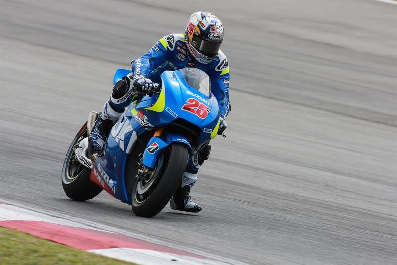 Maverick Vinales impegnato in staccata durante i test