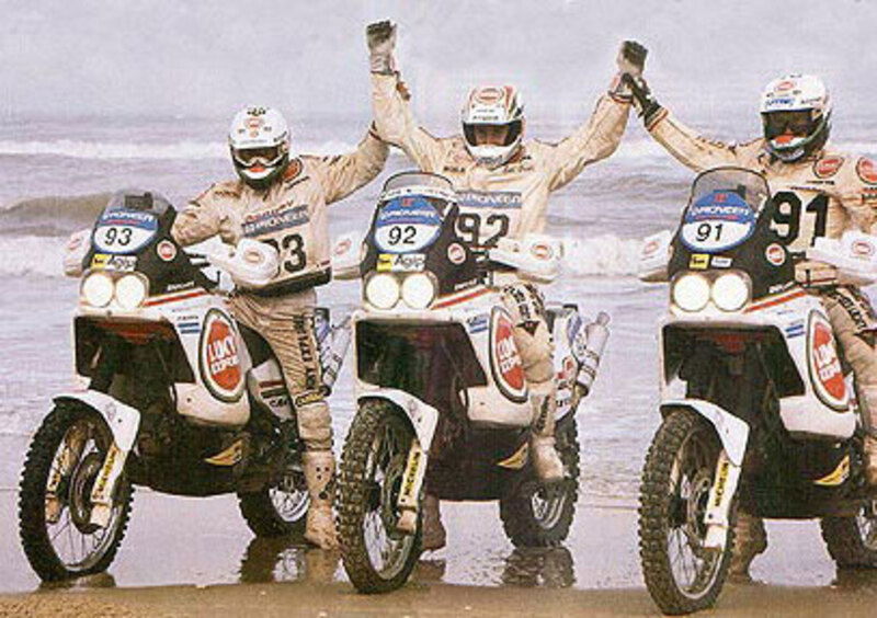 La squadra Cagiva alla Dakar: si festeggia il vincitore Orioli