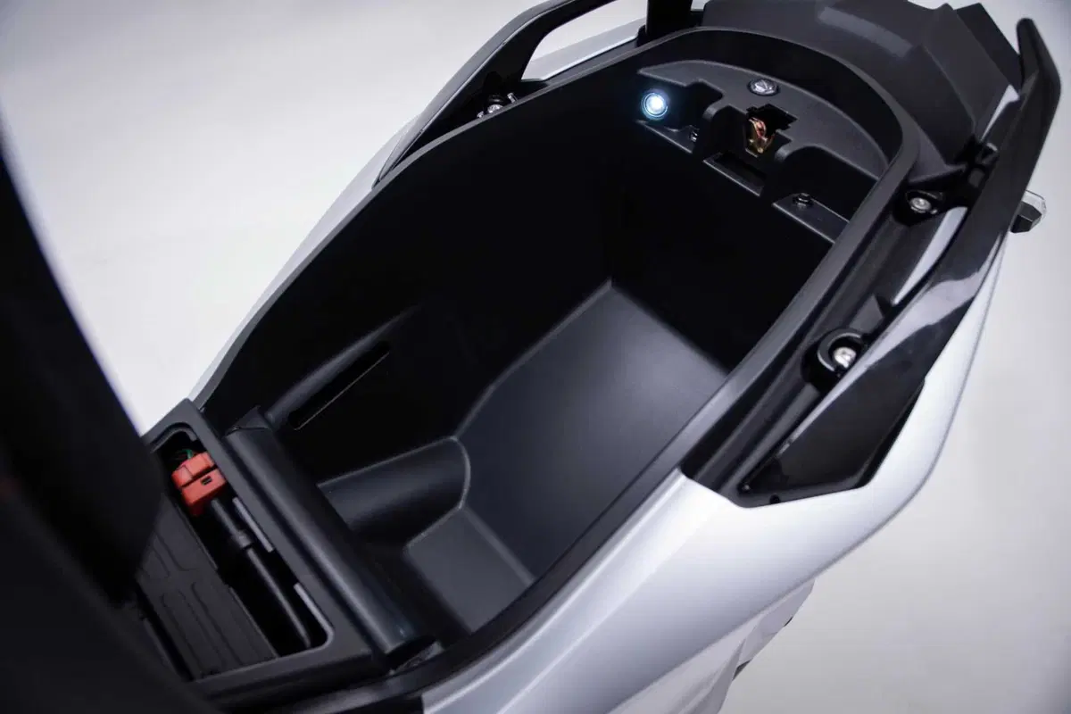 Sportivo, pratico e tecnologico, ecco il nuovo Kymco KRV200 [GALLERY] (10)