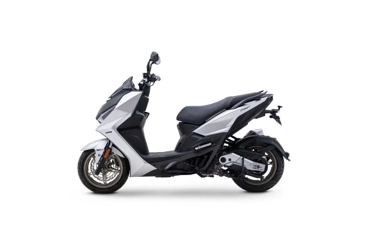 Sportivo, pratico e tecnologico, ecco il nuovo Kymco KRV200 [GALLERY] (27)