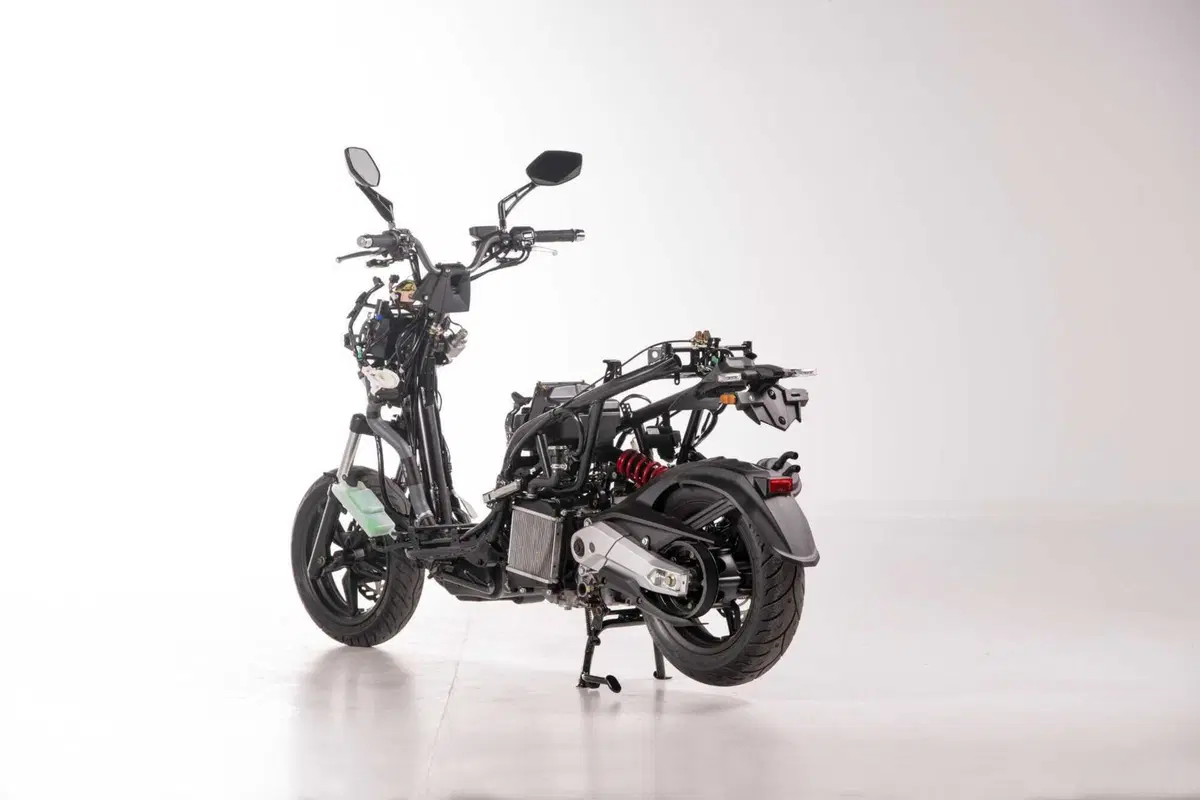 Sportivo, pratico e tecnologico, ecco il nuovo Kymco KRV200 [GALLERY] (36)