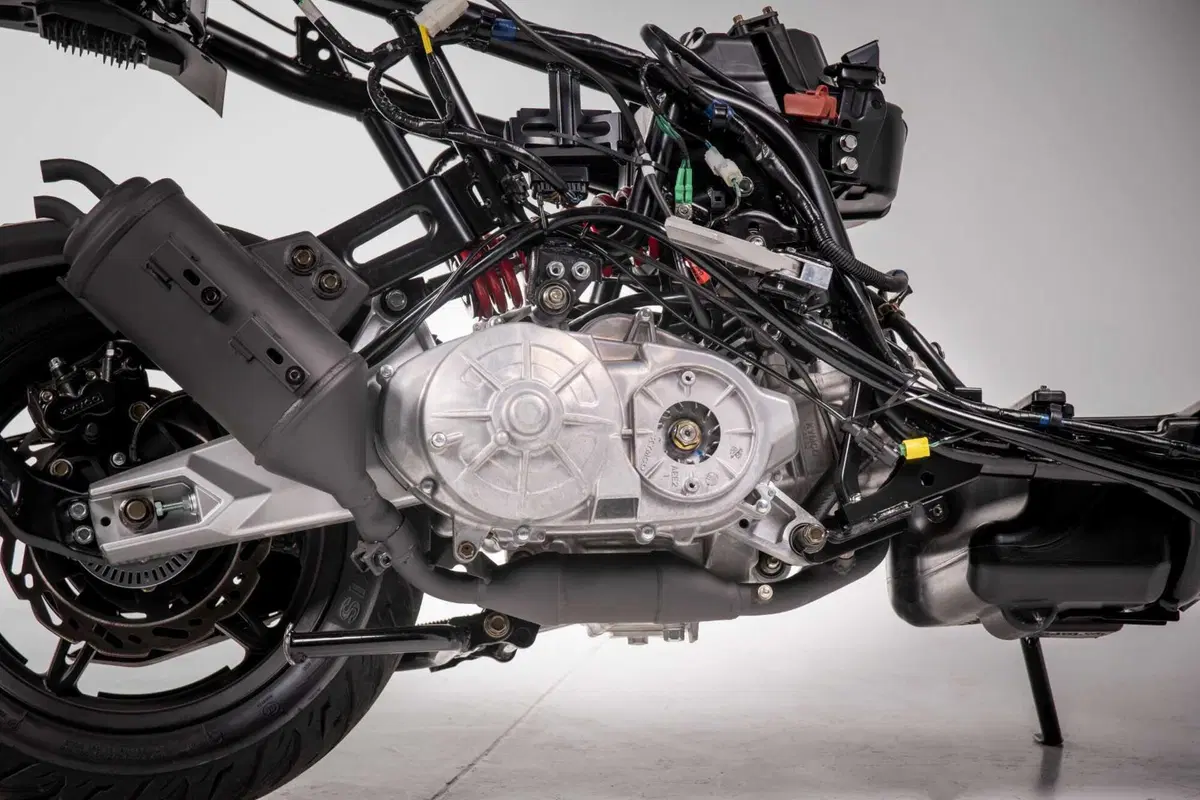 Sportivo, pratico e tecnologico, ecco il nuovo Kymco KRV200 [GALLERY] (37)