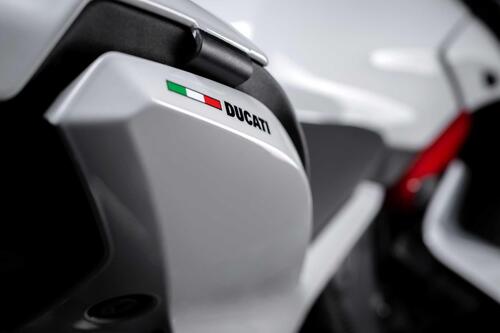 Ducati presenta la nuova livrea Stripe Livery per la SuperSport 950 S (6)