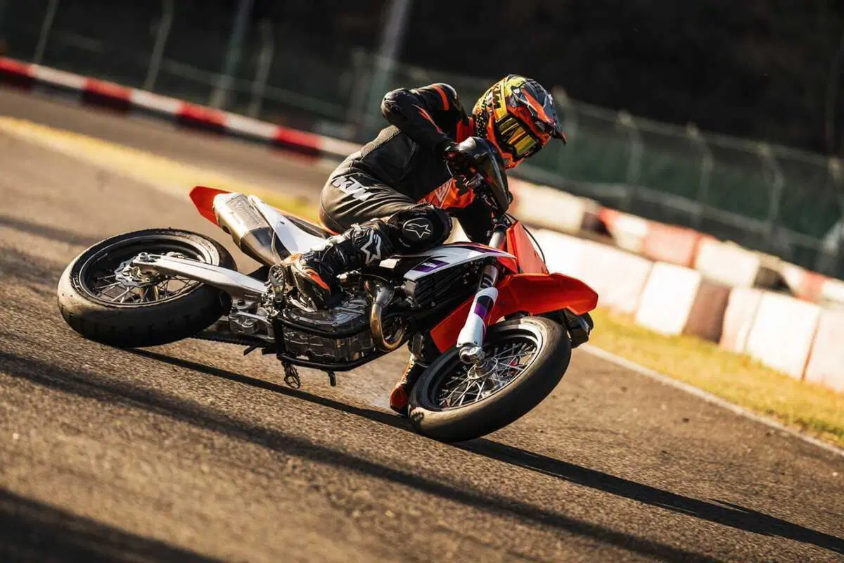 KTM presenta la nuova 450 SMR 2024: 63 cavalli di puro divertimento (4)