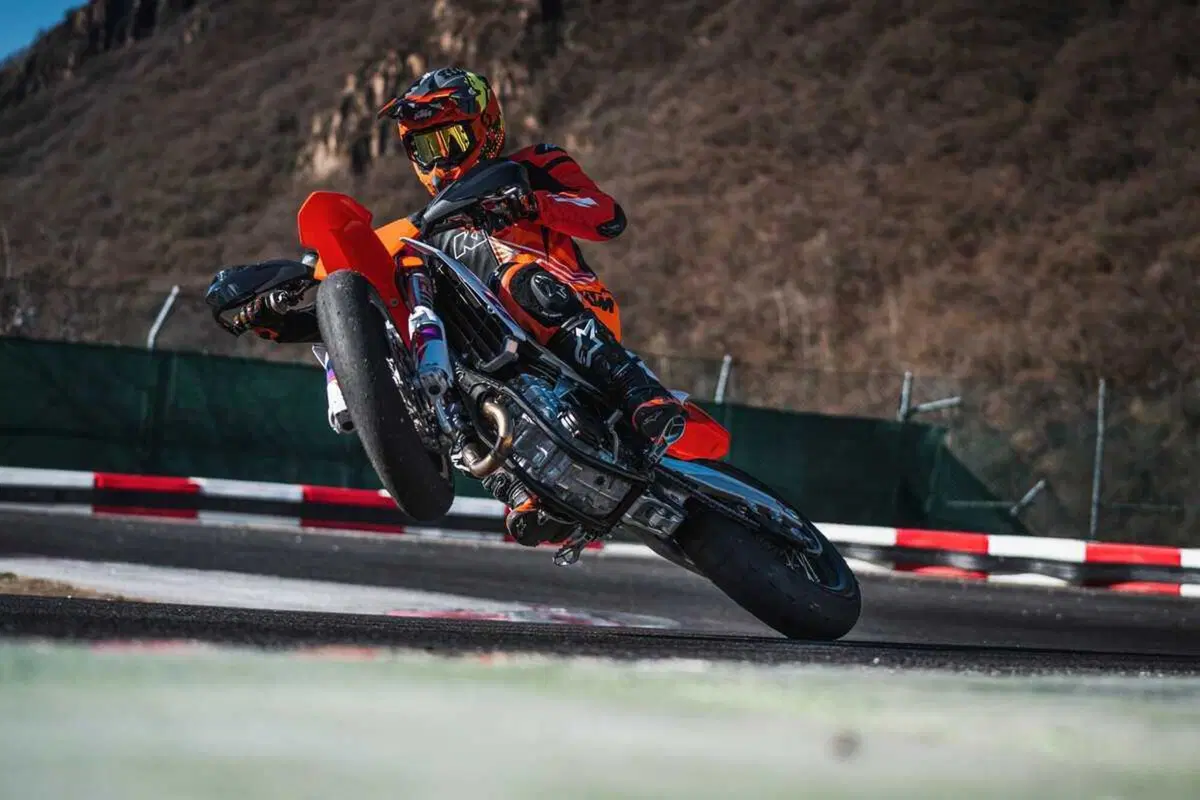 KTM presenta la nuova 450 SMR 2024: 63 cavalli di puro divertimento (5)
