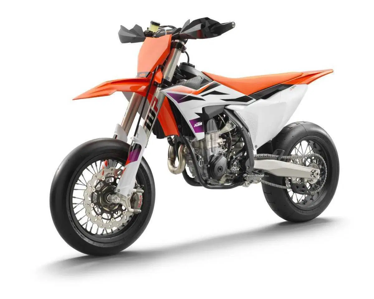 KTM presenta la nuova 450 SMR 2024: 63 cavalli di puro divertimento (7)