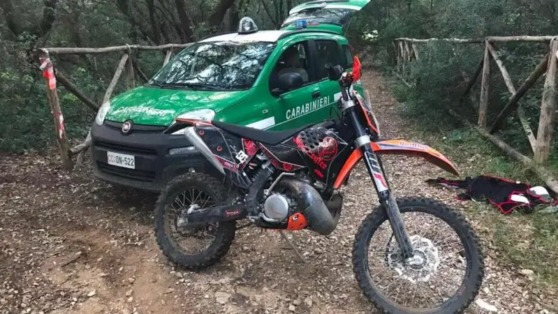 Fanno enduro nel Parco dei Colli Euganei. Beccati dai carabinieri