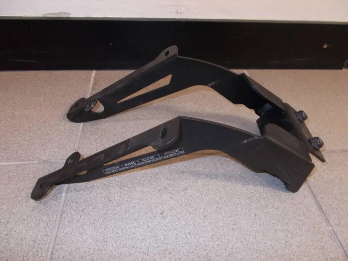 Supporto Baule Givi per Yamaha X Max (2)