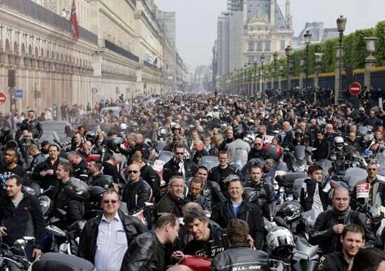 Motociclisti parigini: protesta contro il blocco del traffico