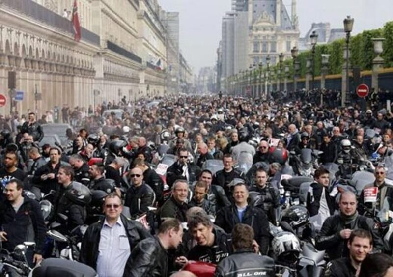 Motociclisti parigini: protesta contro il blocco del traffico