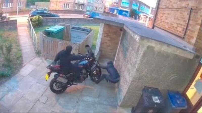 Ecco quanto tempo impiegano due ladri a rubare una moto [VIDEO]