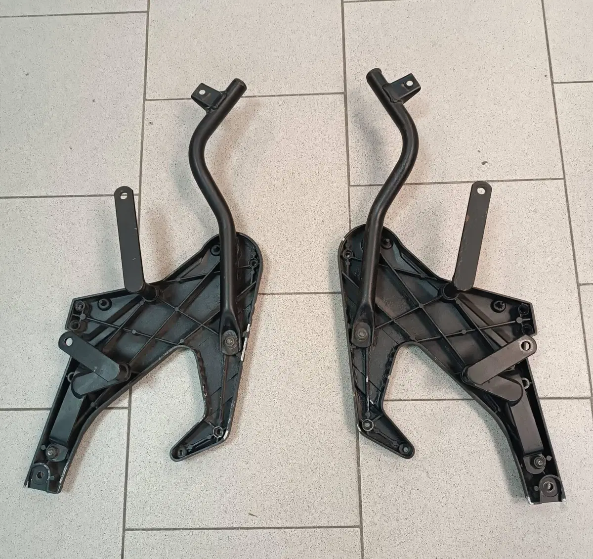 Supporti valigie Triumph Trident Givi (5)