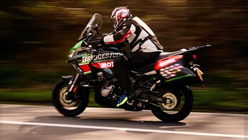 Visitare in moto 15 paesi in 24 ore? Thierry Sarasyn ce l'ha fatta ed &egrave; record mondiale [VIDEO] 