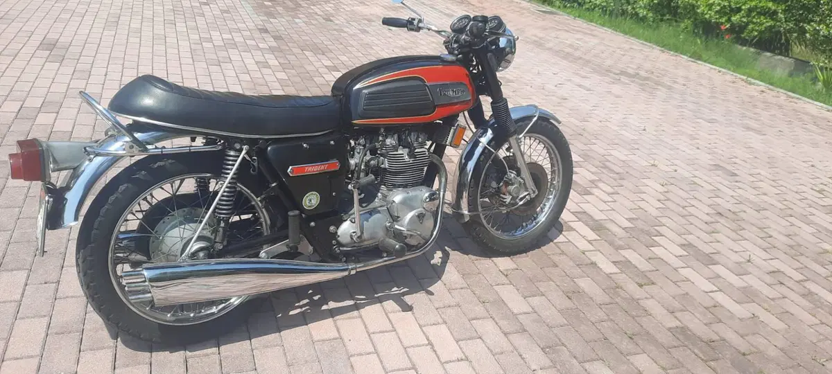 Triumph Trident t150v