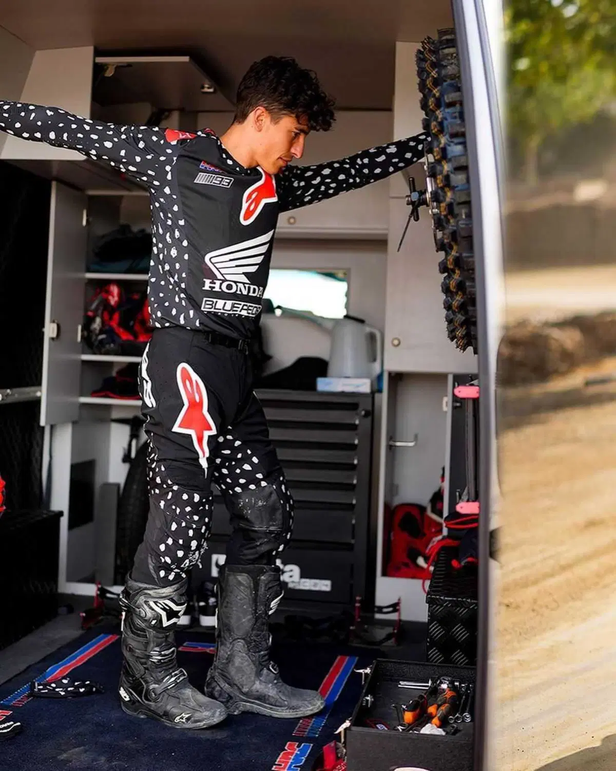 MotoGP. Guardate Marc Marquez che da spettacolo nel flat track [VIDEO E GALLERY]