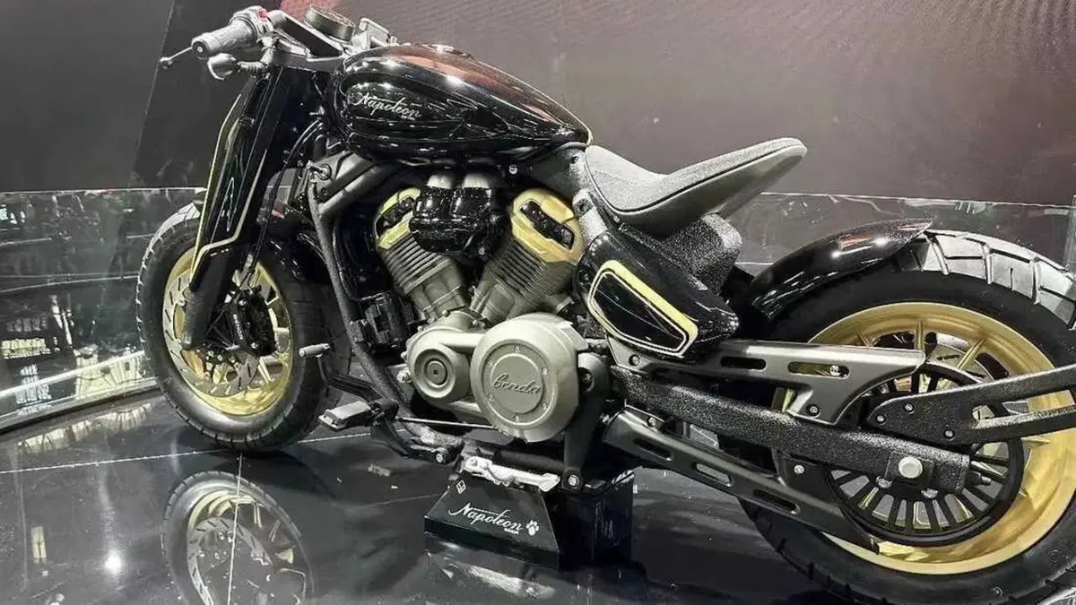 Benda fa una bobber che si crede Napoleone (5)