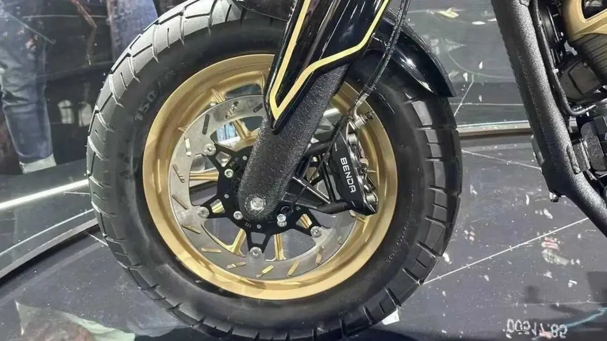 Benda fa una bobber che si crede Napoleone (8)