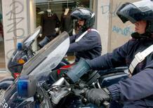 Pavia. Tentano la fuga al posto di blocco, presi dai carabinieri in moto