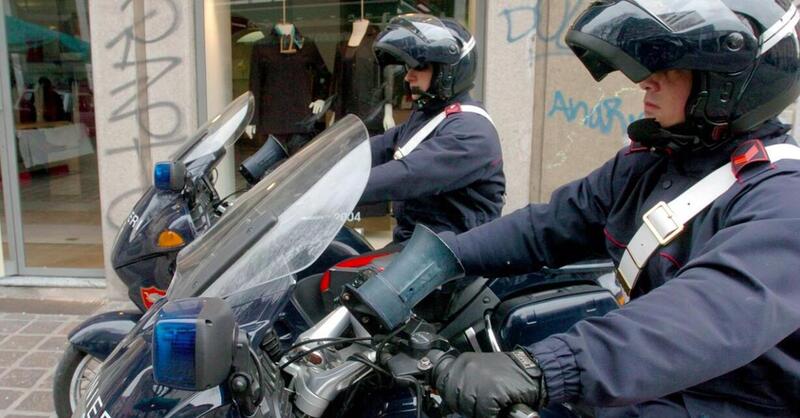 Pavia. Tentano la fuga al posto di blocco, presi dai carabinieri in moto