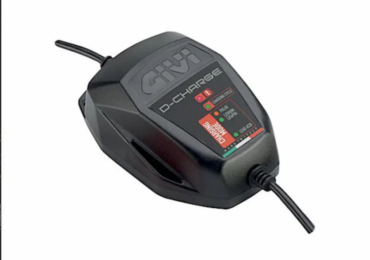 Mantieni la carica con GIVI S510 D-Charge (2)