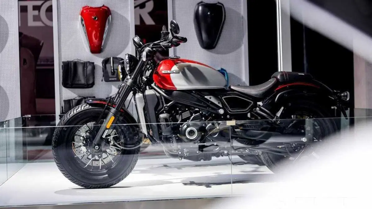 Un altro bobber 400 dalla Cina. Questa volta è di CFMoto (4)