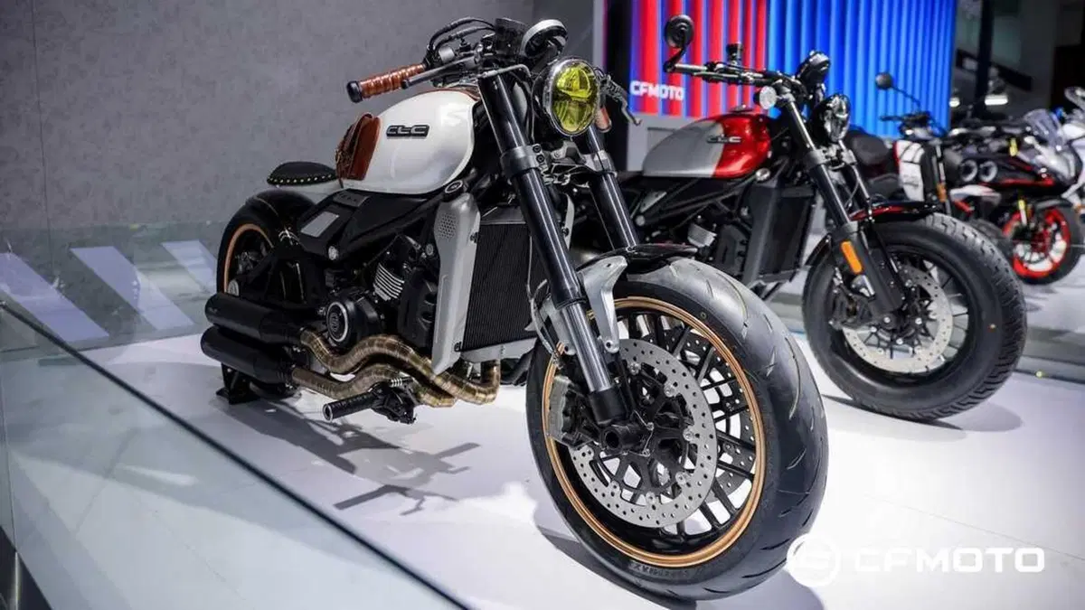 Un altro bobber 400 dalla Cina. Questa volta è di CFMoto (5)