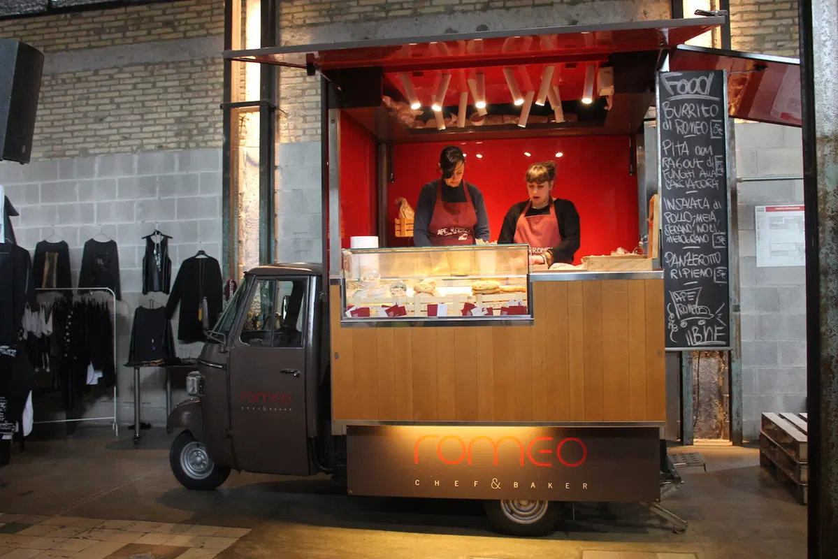 “Be(e) Happy Fest” a Roma, il cibo di strada sulle Apecar (2)