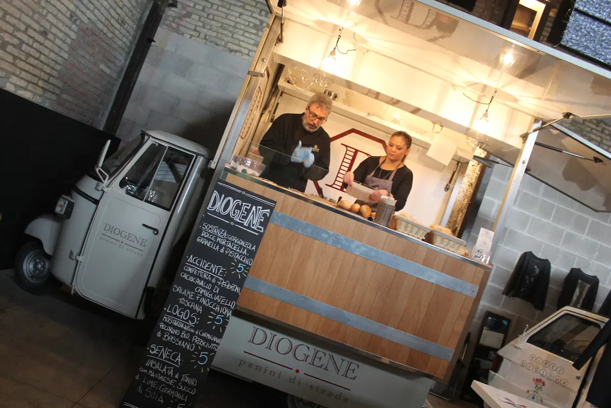 “Be(e) Happy Fest” a Roma, il cibo di strada sulle Apecar (4)