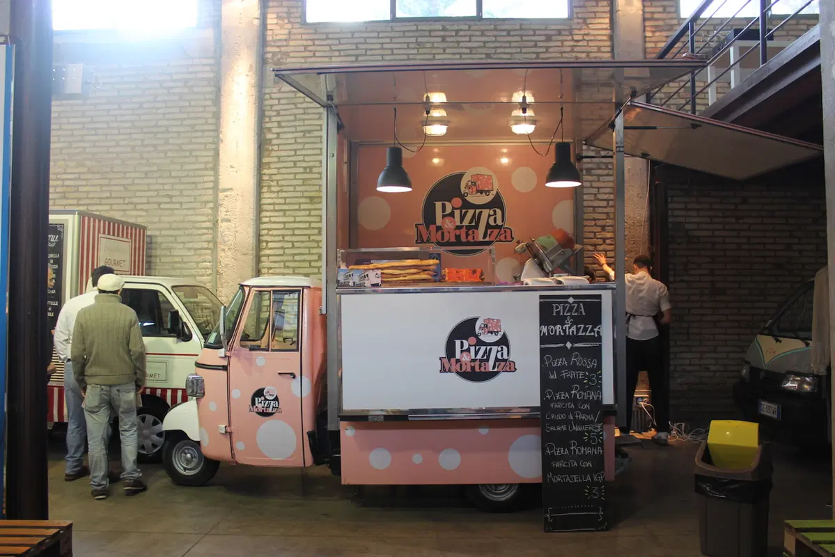 “Be(e) Happy Fest” a Roma, il cibo di strada sulle Apecar (9)