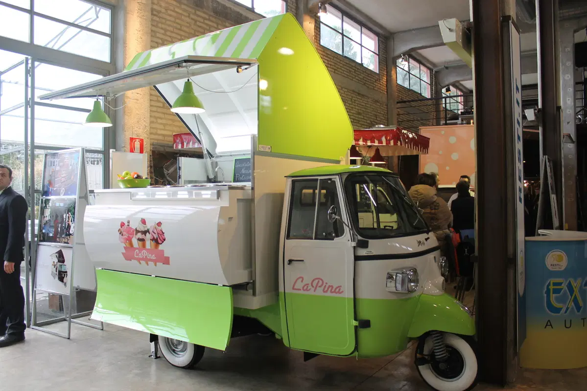“Be(e) Happy Fest” a Roma, il cibo di strada sulle Apecar (12)