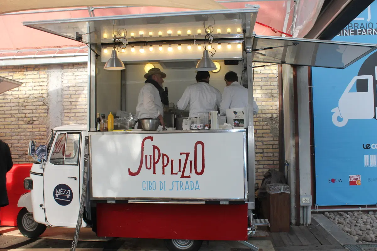 “Be(e) Happy Fest” a Roma, il cibo di strada sulle Apecar (16)
