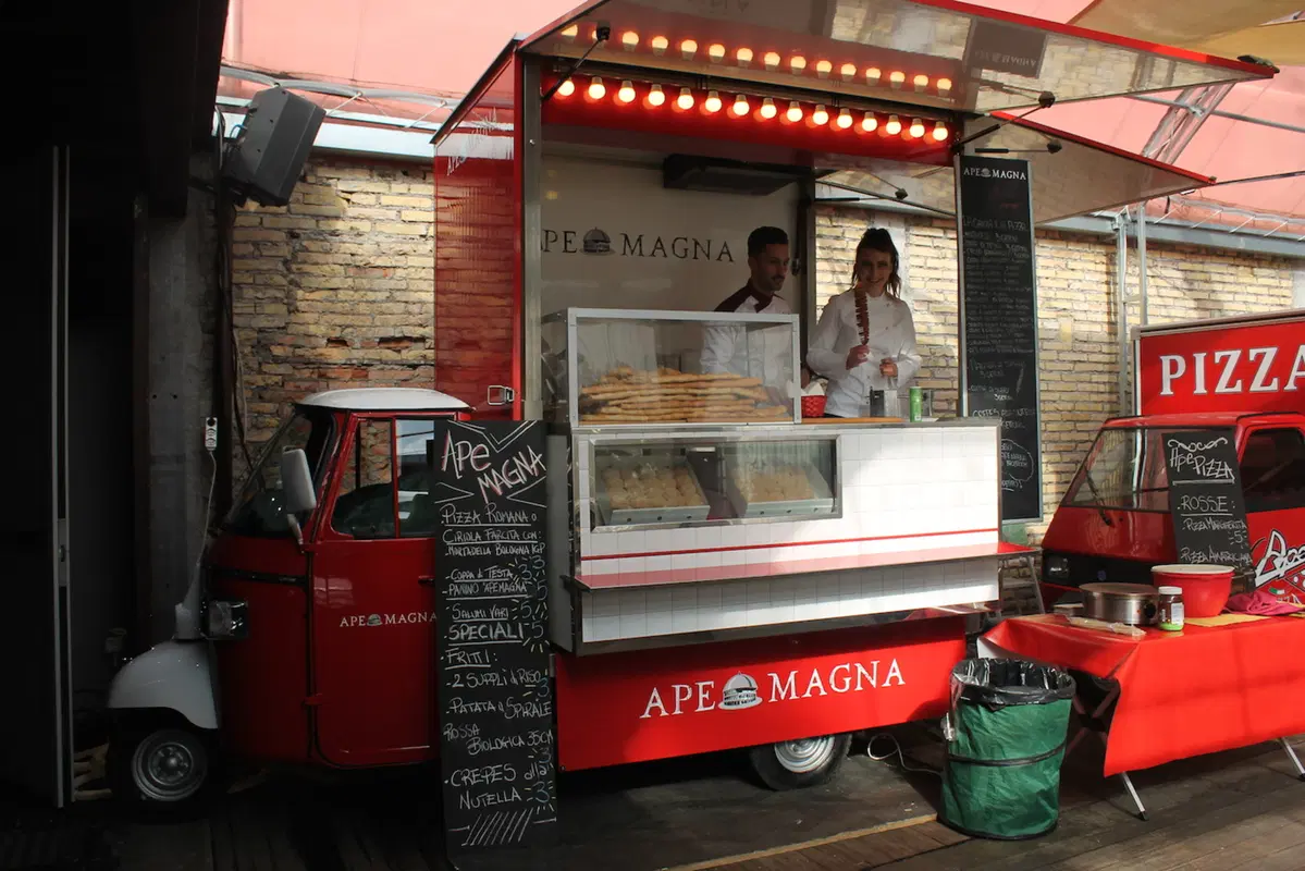 “Be(e) Happy Fest” a Roma, il cibo di strada sulle Apecar (19)