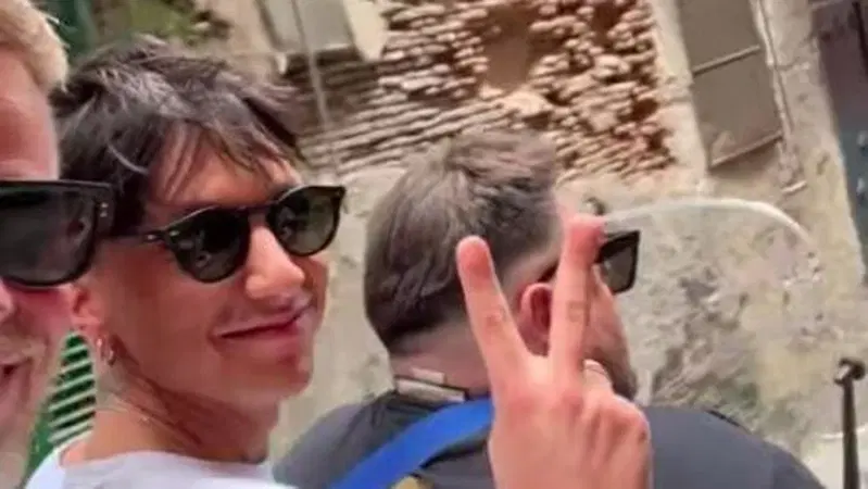 [VIDEO] Il cantante Ultimo ripreso in tre su uno scooter e senza casco. &Egrave; polemica sui social