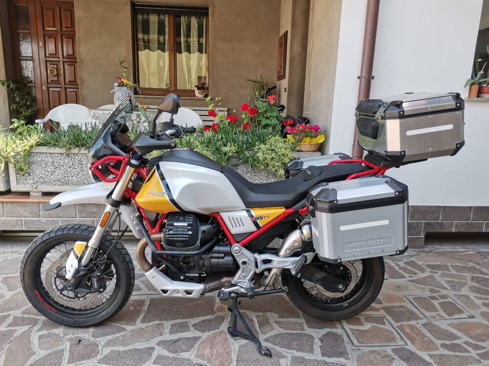 Moto Guzzi V85 TT Evocative Graphics (2019 - 20) (2)