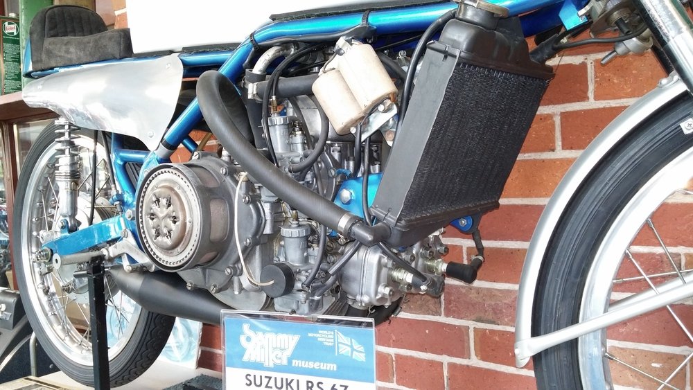 Nel motore della Suzuki la V era di 90&deg;, con i due cilindri anteriori orizzontali e quelli posteriori verticali. Il campo di utilizzazione molto ristretto rendeva necessario l&rsquo;impiego di un cambio a 12 marce