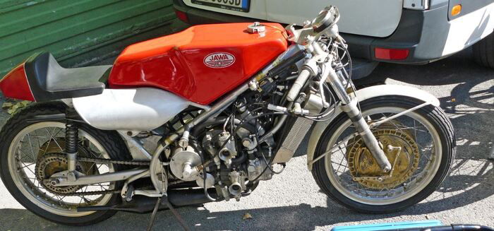 Sul finire degli anni Sessanta la Jawa ha schierato una bella 350 con motore a quattro cilindri a V di 60°. Alcuni esemplari di questa moto si possono oggi ammirare in occasione delle manifestazioni per moto d’epoca