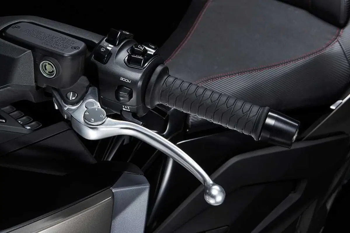 Kymco AK 550 TEST: adesso è Premium!