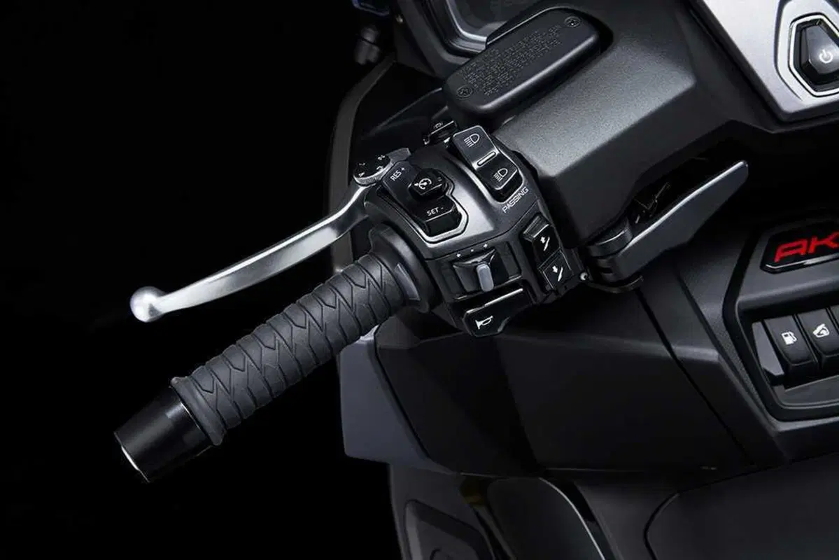 Kymco AK 550 TEST: adesso è Premium! (9)