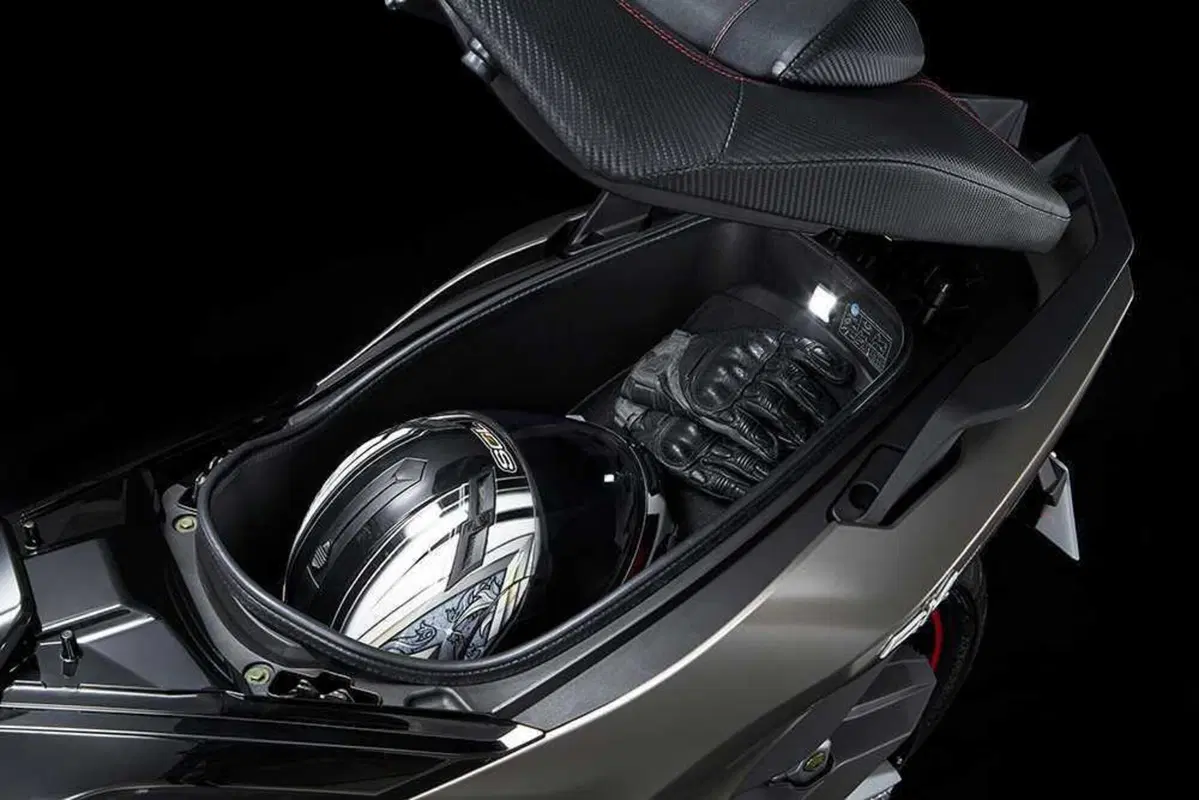 Kymco AK 550 TEST: adesso è Premium! (16)
