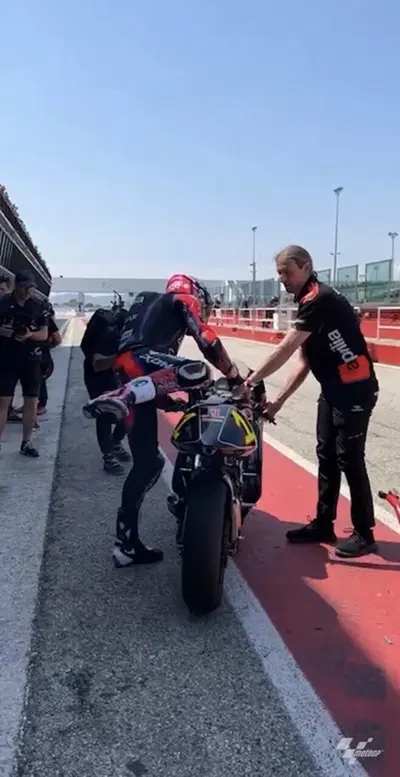 [VIDEO] MotoGP. Aleix Espargaro in sella all'Aprilia RS250 di Max Biaggi, che sound il due tempi!