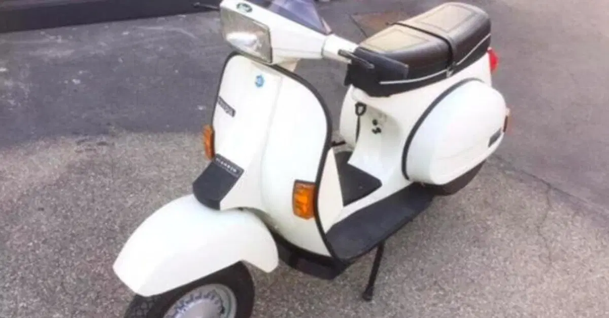 In pellegrinaggio da Milano a Napoli sulla Vespa di Maradona. L'avventura del collezionista