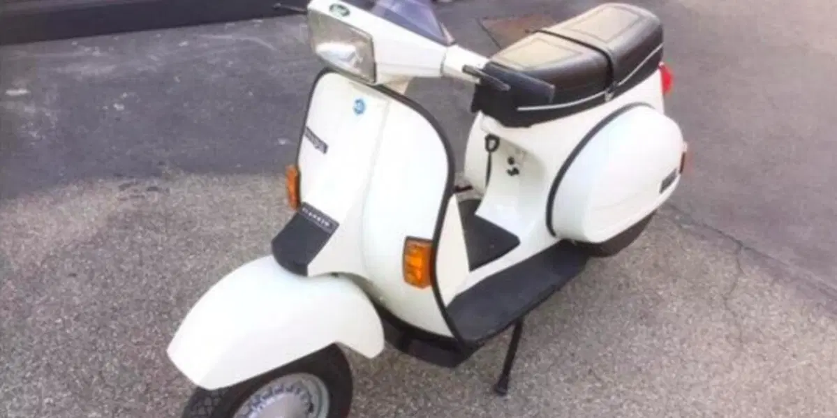 In pellegrinaggio da Milano a Napoli sulla Vespa di Maradona. L'avventura del collezionista