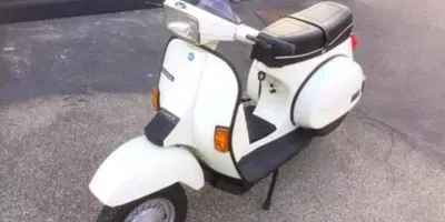 In pellegrinaggio da Milano a Napoli sulla Vespa di Maradona. L'avventura del collezionista