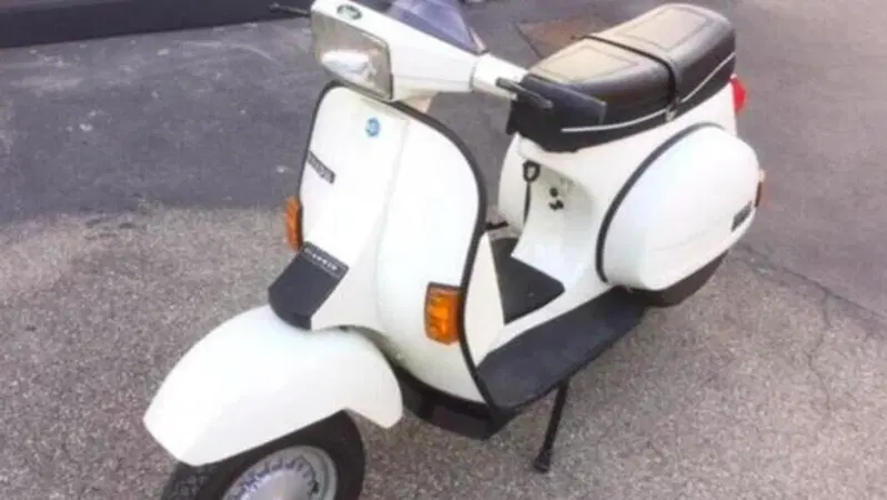 In pellegrinaggio da Milano a Napoli sulla Vespa di Maradona. L'avventura del collezionista