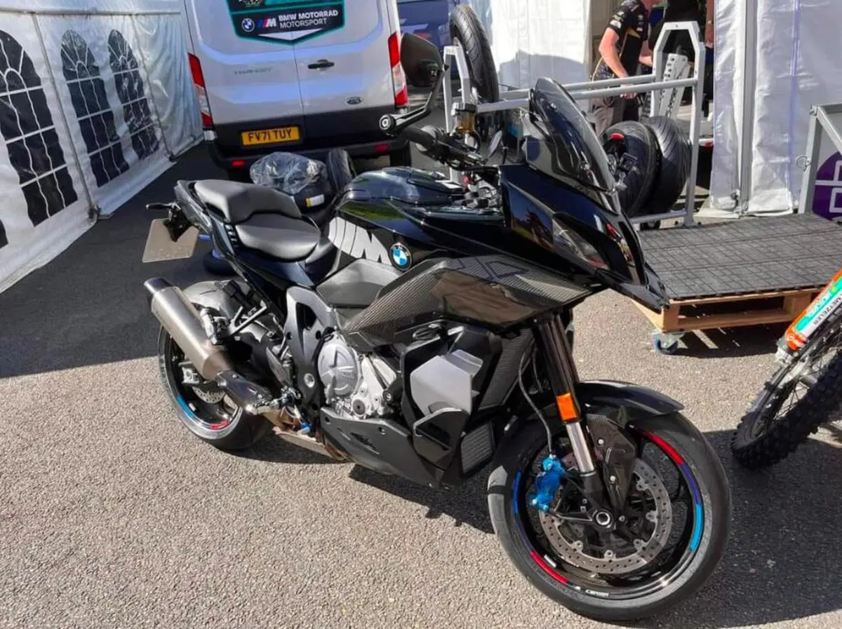 [VIDEO E GALLERY] 6 giugno: BMW presenta la nuova M1000XR 2023. Intanto Peter Hickman all'isola di Man...